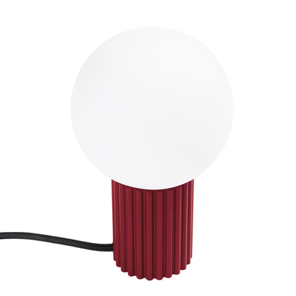 Lampe à poser Halo bordeaux, globe en verre opalin et socle cannelé en aluminium, vue de face sur fond blanc