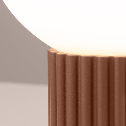 Détail des cannelures verticales du socle en aluminium moka sous le globe en verre opalin