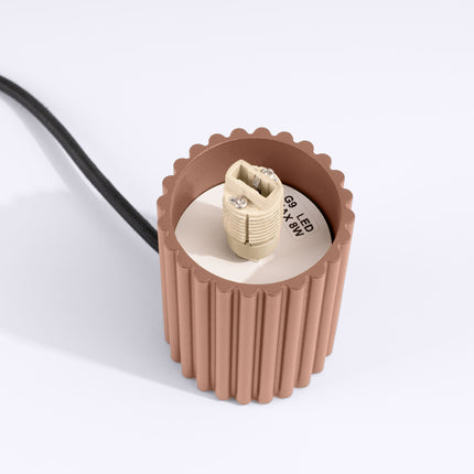 Détail du culot G9 en céramique à l'intérieur du socle en aluminium moka