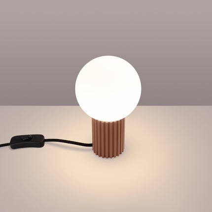 Lampe à poser Halo moka allumée, lumière chaude diffusée par le globe en verre opalin