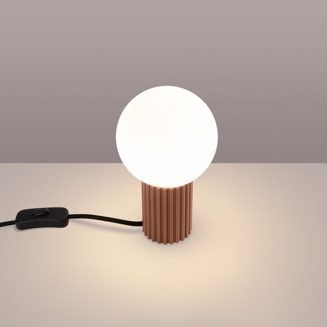 Lampe à poser Halo moka allumée, lumière chaude diffusée par le globe en verre opalin