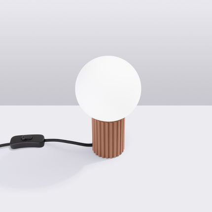 Lampe à poser Halo moka en situation studio, ambiance sur fond gris dégradé