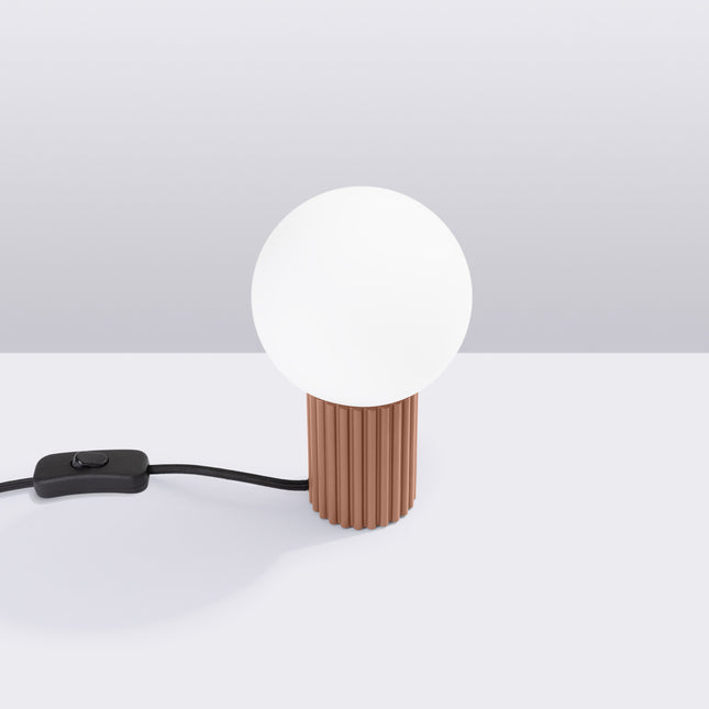 Lampe à poser Halo moka en situation studio, ambiance sur fond gris dégradé
