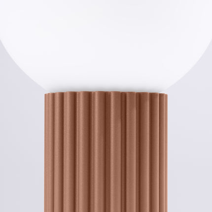 Lampe à poser Halo moka avec son cordon textile et sa fiche secteur, packshot complet