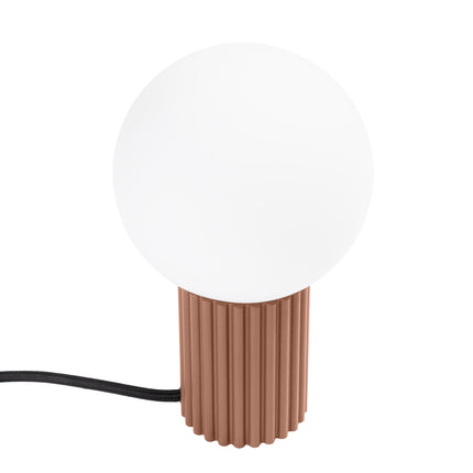 Lampe à poser Halo moka, globe en verre opalin et socle cannelé en aluminium, vue de face sur fond blanc