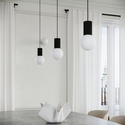 Suspensions et appliques Halo à globe en verre opalin, vue déco rapprochée
