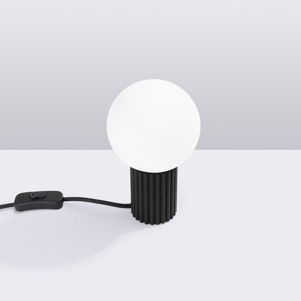 Lampe à poser Halo noire en situation studio, ambiance sur fond gris dégradé