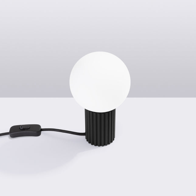 Lampe à poser Halo noire en situation studio, ambiance sur fond gris dégradé