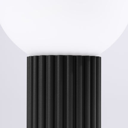 Lampe à poser Halo noire avec son cordon textile et sa fiche secteur, packshot complet