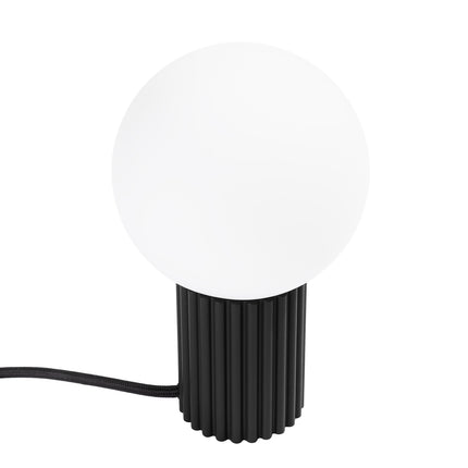Lampe à poser Halo noire, globe en verre opalin et socle cannelé en aluminium, vue de face sur fond blanc