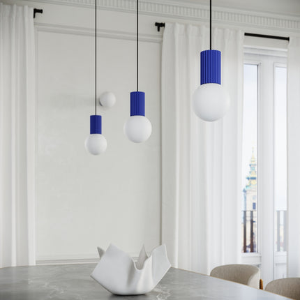 Suspensions et appliques Halo à globe en verre opalin, vue déco rapprochée