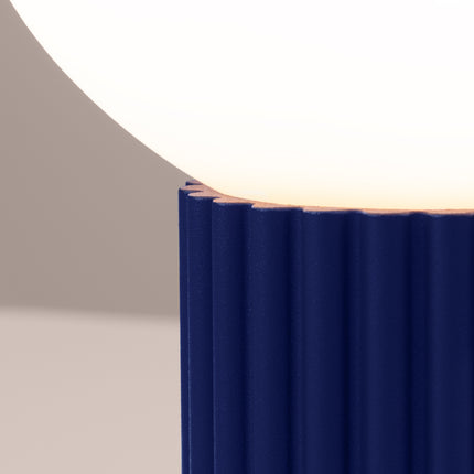 Détail des cannelures verticales du socle en aluminium outremer sous le globe en verre opalin