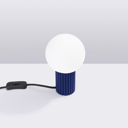 Lampe à poser Halo outremer en situation studio, ambiance sur fond gris dégradé