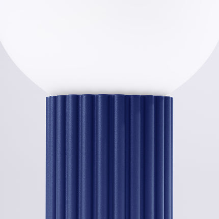 Lampe à poser Halo outremer avec son cordon textile et sa fiche secteur, packshot complet