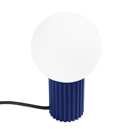Lampe à poser Halo outremer, globe en verre opalin et socle cannelé en aluminium, vue de face sur fond blanc