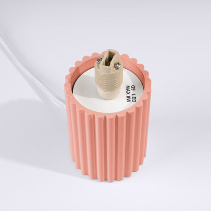 Détail du culot G9 en céramique à l'intérieur du socle en aluminium pêche