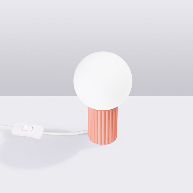 Lampe à poser Halo pêche en situation studio, ambiance sur fond gris dégradé
