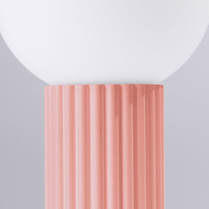 Lampe à poser Halo pêche avec son cordon textile et sa fiche secteur, packshot complet