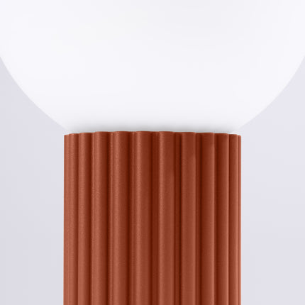 Lampe à poser Halo rouge ocre avec son cordon textile et sa fiche secteur, packshot complet