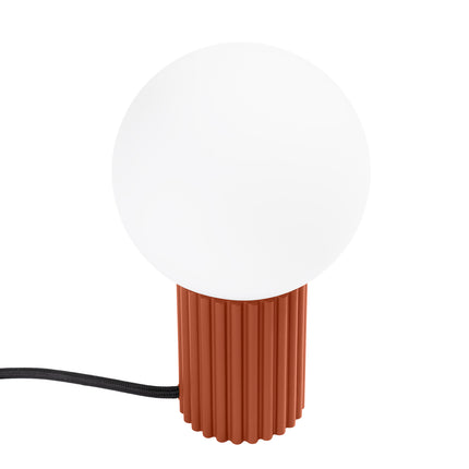 Lampe à poser Halo rouge ocre, globe en verre opalin et socle cannelé en aluminium, vue de face sur fond blanc