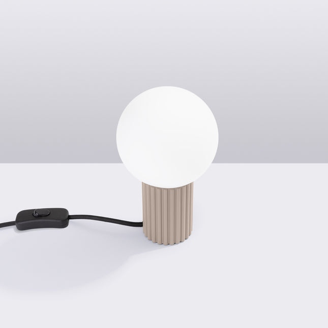Lampe à poser Halo taupe en situation studio, ambiance sur fond gris dégradé