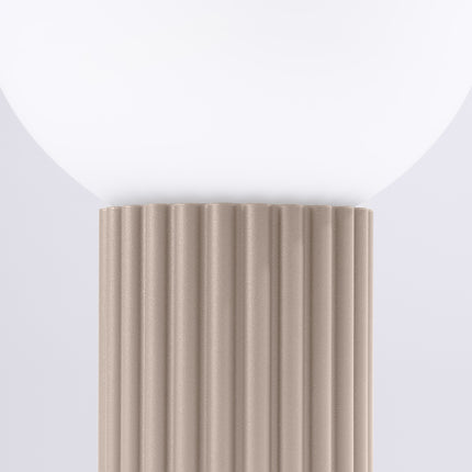 Lampe à poser Halo taupe avec son cordon textile et sa fiche secteur, packshot complet