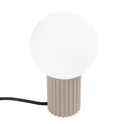 Lampe à poser Halo taupe, globe en verre opalin et socle cannelé en aluminium, vue de face sur fond blanc