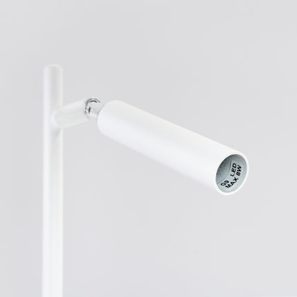 lampe à poser halo tube orientable blanc en acier, vue sur fond coloré