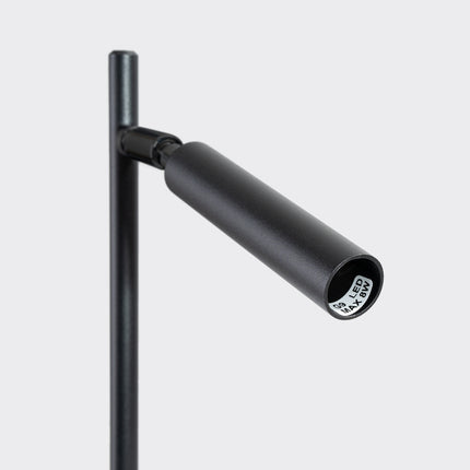 lampe à poser halo tube orientable noir en acier, vue sur fond coloré