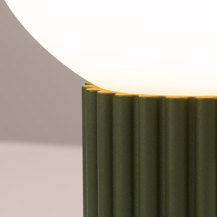 Détail des cannelures verticales du socle en aluminium vert olive sous le globe en verre opalin