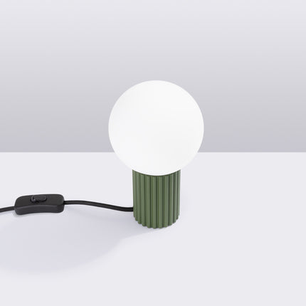 Lampe à poser Halo vert olive en situation studio, ambiance sur fond gris dégradé