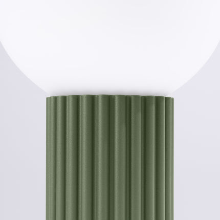 Lampe à poser Halo vert olive avec son cordon textile et sa fiche secteur, packshot complet
