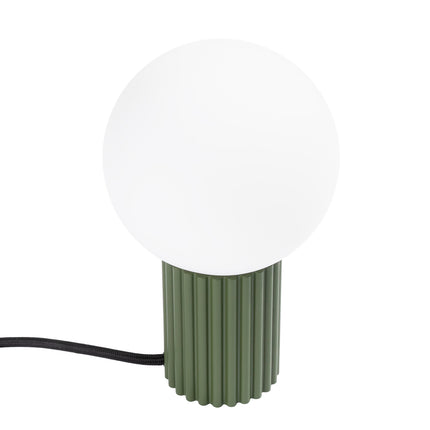 Lampe à poser Halo vert olive, globe en verre opalin et socle cannelé en aluminium, vue de face sur fond blanc