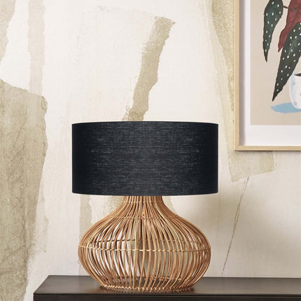 Vue de face de la lampe à poser Kalahari, pied en rotin tressé et abat-jour cylindrique en lin noir