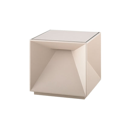Lampe de table Nutalis en aluminium beige sable, forme cubique ajourée, vue de face sur fond clair.