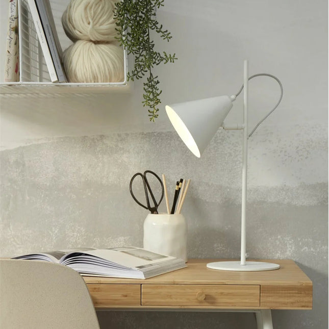 Lampe à poser Lisbon en fer blanc, abat-jour conique orientable, sur un bureau en bois