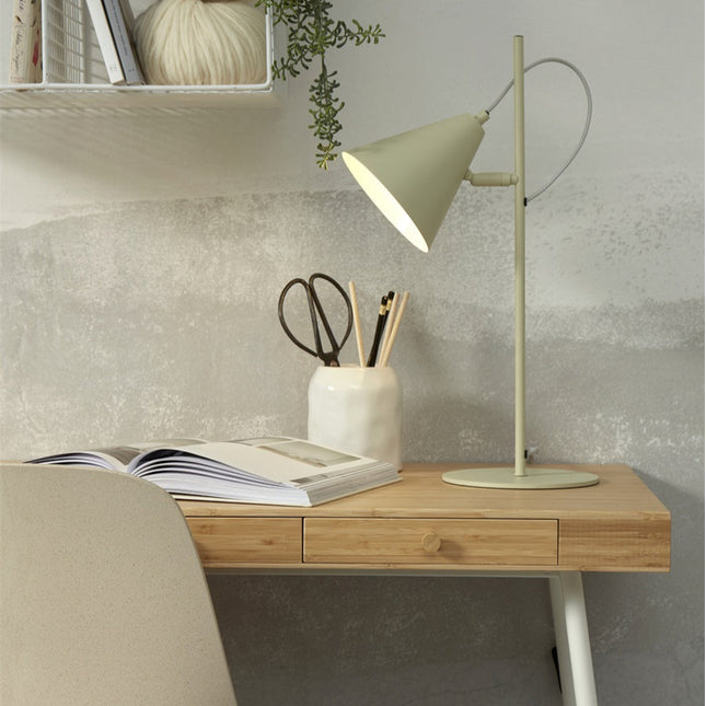 Lampe à poser Lisbon abat-jour conique fer vert doux sur un bureau en bambou