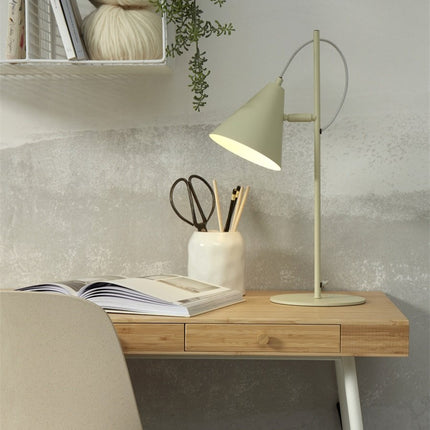 Lampe à poser Lisbon fer vert doux posée sur un bureau dans une chambre