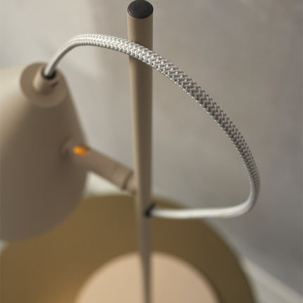 Lampe à poser Lisbon sable installée sur un bureau en bois, ambiance japandi