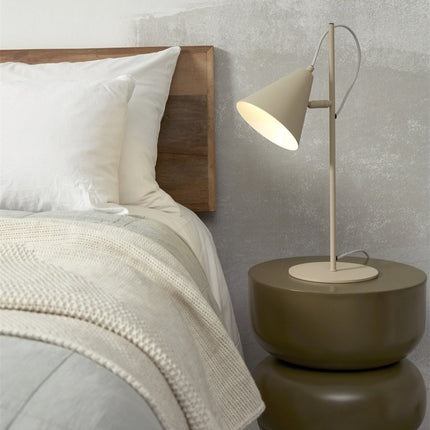 Lampe à poser Lisbon sable, abat-jour conique en fer, posée sur une table de chevet