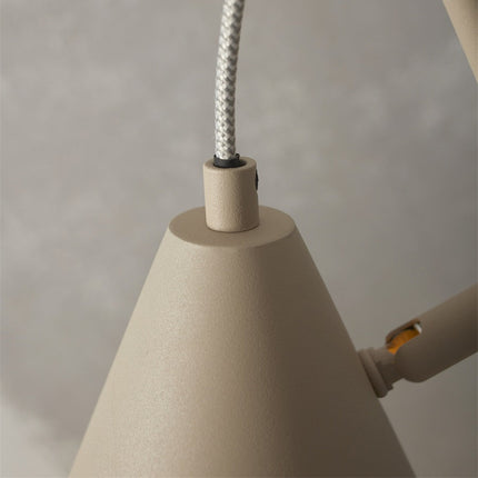 Détail du câble textile bicolore gris et blanc de la lampe Lisbon sable