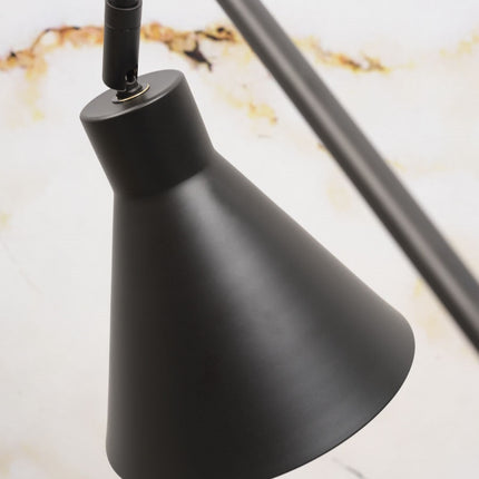Gros plan sur l'abat-jour conique en fer noir mat de la lampe à poser Lyon et son intérieur blanc