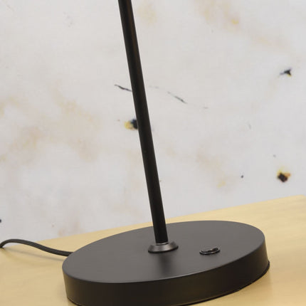 Détail de la base ovale en fer noir de la lampe Lyon avec interrupteur manuel intégré et câble textile