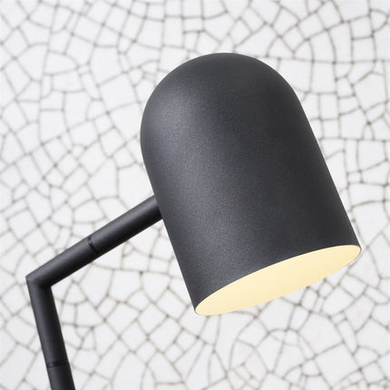 Lampe à poser Marseille noire en fer dans une ambiance intérieure japandi