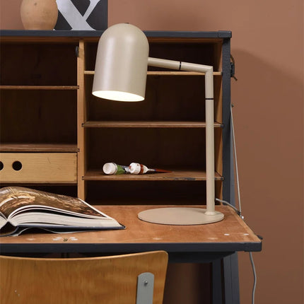 Lampe à poser Marseille sable en fer dans un bureau atelier bois et bleu