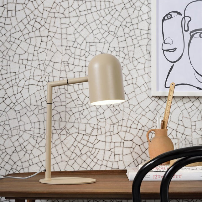 Lampe à poser Marseille sable posée sur un bureau en bois, ambiance japandi
