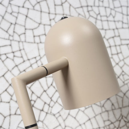 Détail du bras articulé en fer de la lampe à poser Marseille sable