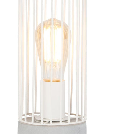 Gros plan sur la douille E27 et l'ampoule à filament visible à travers la cage en fer blanc de la lampe Memphis