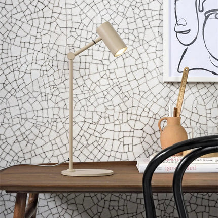 Lampe à poser Montreux sable posée sur un bureau en bois, ambiance minimaliste japandi