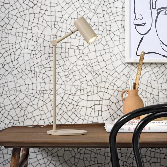 Lampe à poser Montreux sable posée sur un bureau en bois, ambiance minimaliste japandi